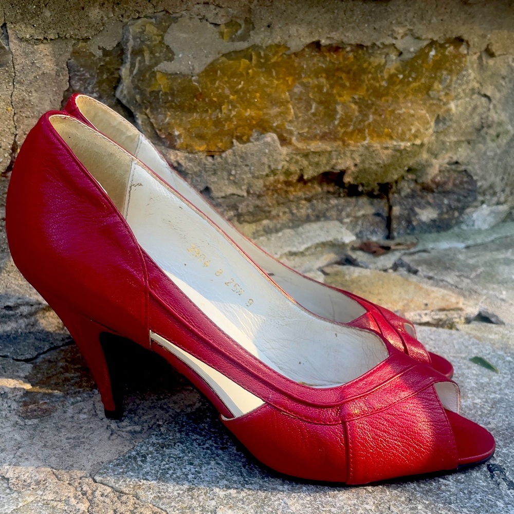 Red Vintage size 8 pumps